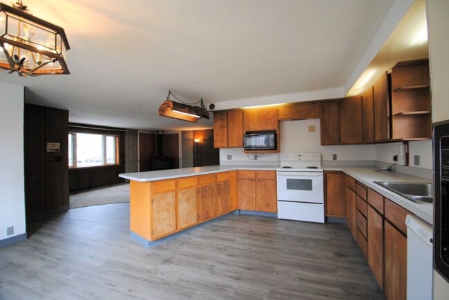 Building Photo - Huge 5 Bed / 3 Bath w/ 2 Car Garage