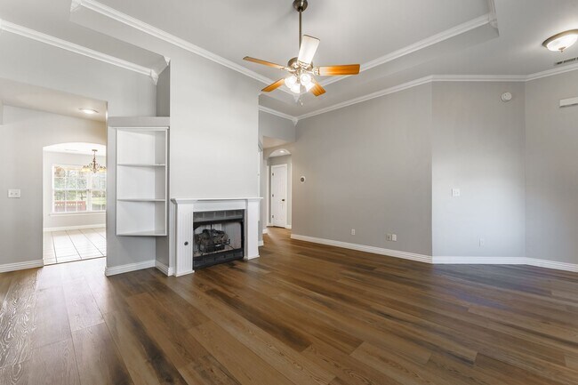 Building Photo - Bright & Spacious 4-Bedroom Home with Fenced Yard