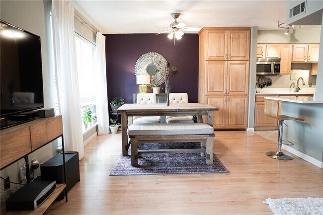 Building Photo - 500 E Riverside Dr