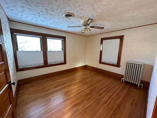 283 N Main Street - 705 2nd St NW