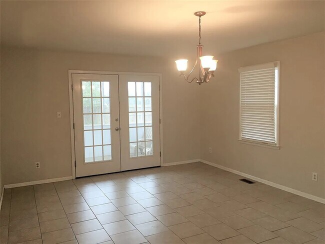 Cocina/comedor con puertas francesas que dan al porche cubierto. - 407 Collins Ave