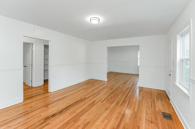 Building Photo - Pet friendly 3bed/1.5bath