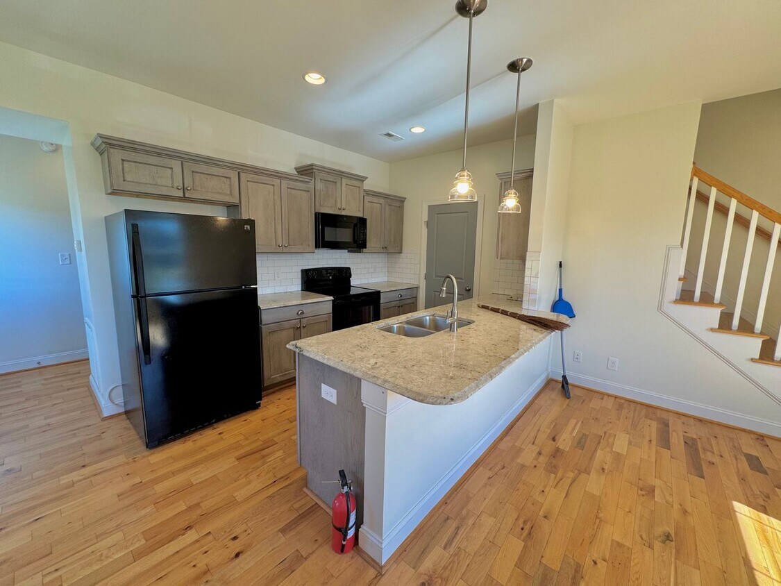 Foto principal - Old Forest Rd Duplex