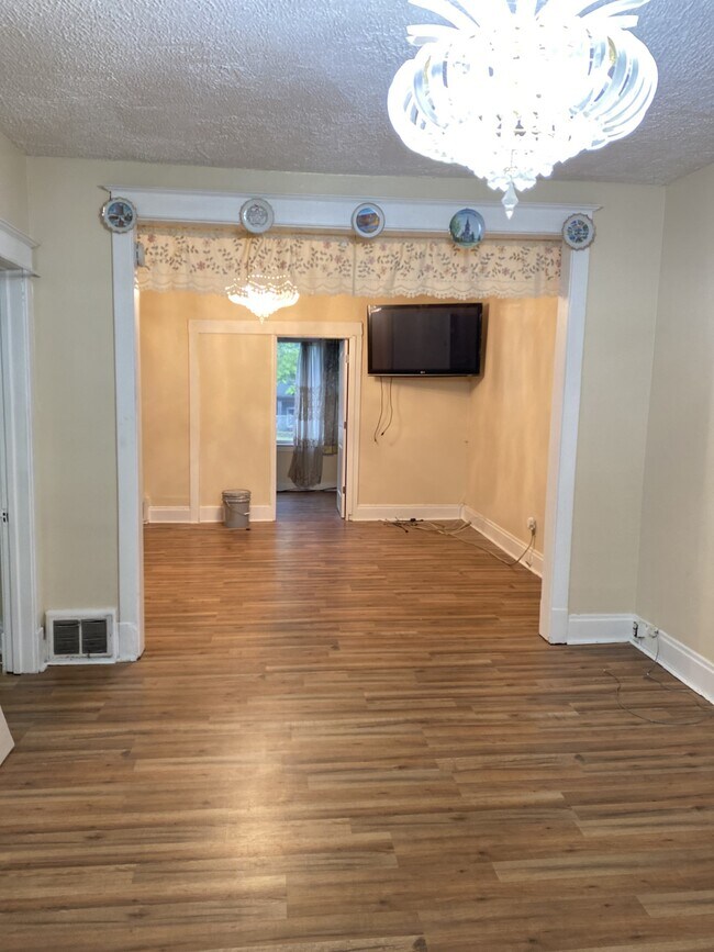Building Photo - 3728 Elm St