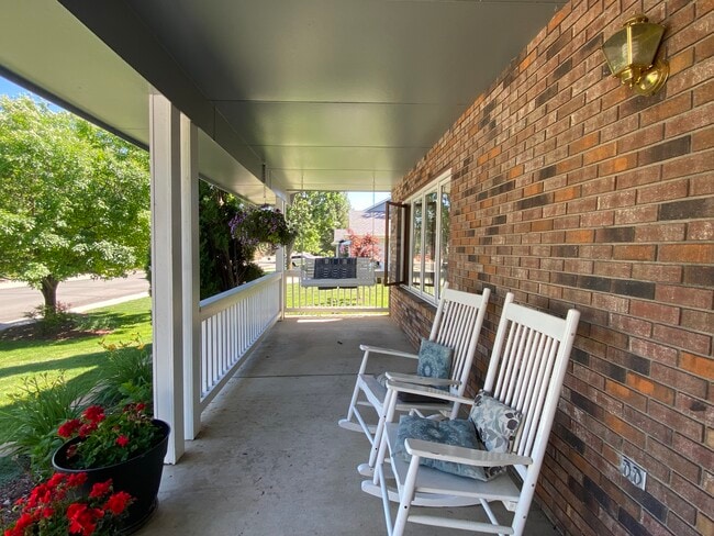 Building Photo - 2225 Creekwood Dr