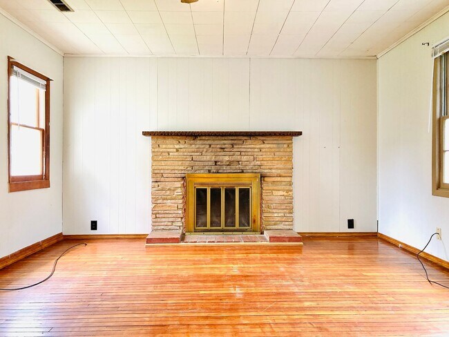 Foto del edificio - 3 bed 1 bath, garage, quiet street