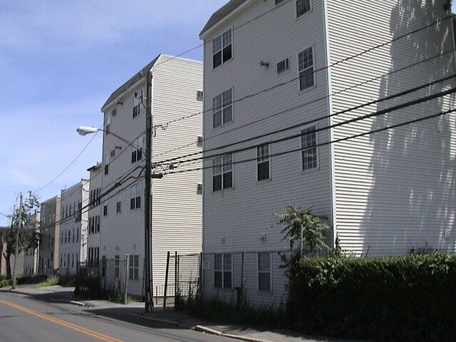 Building Photo - 67-71 Henry Pl