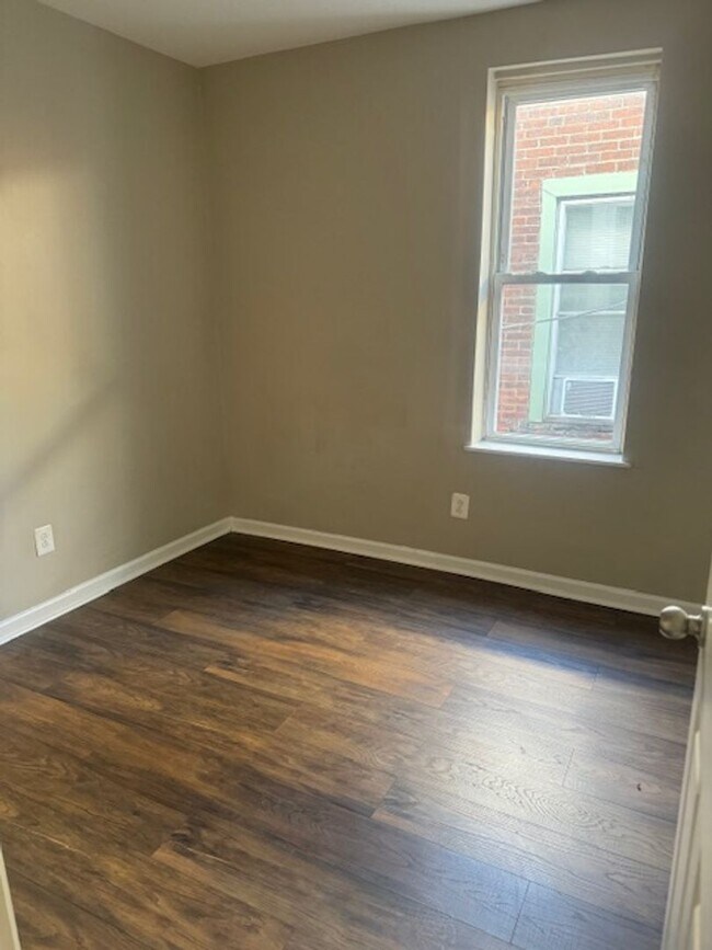 Building Photo - Large Home - West Philadelphia