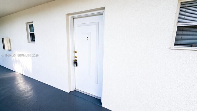 Foto del edificio - 4255 N University Dr