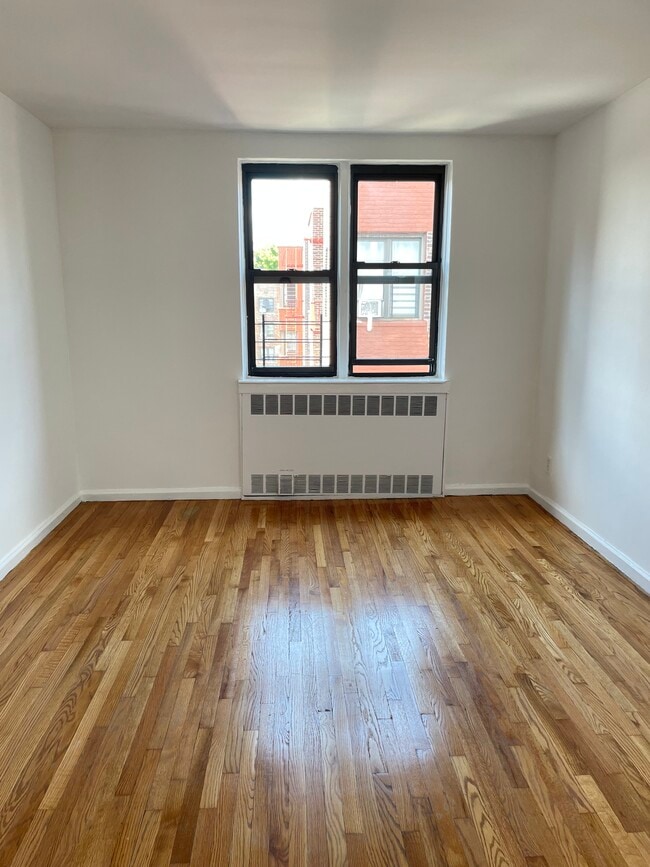 Building Photo - 2929 Bainbridge Ave