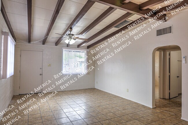 Foto del edificio - 3040 N Sparkman Blvd
