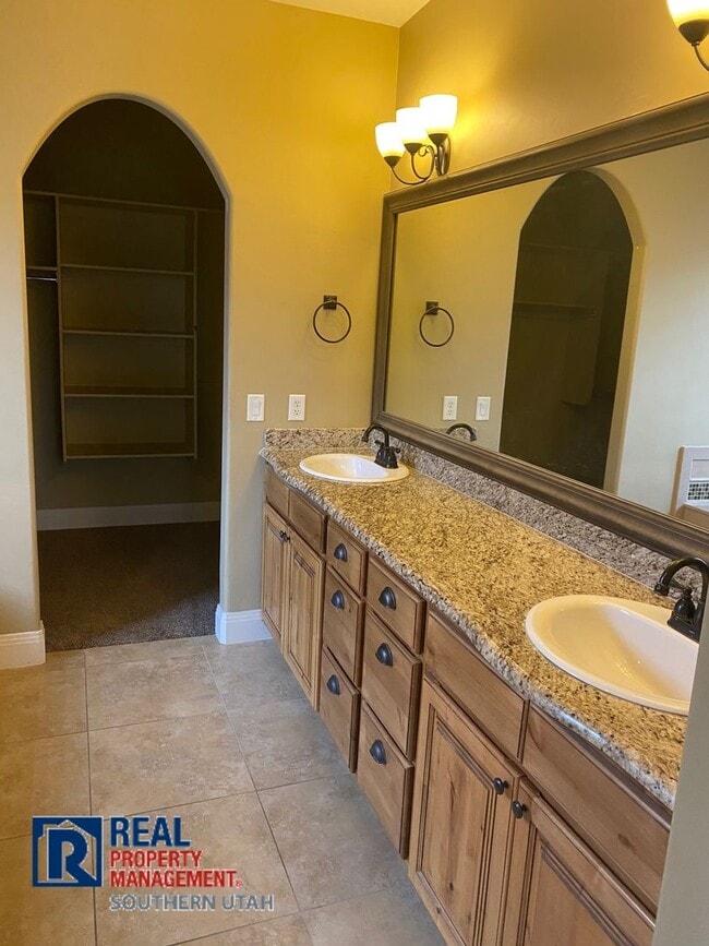 Building Photo - Charming Coral Canyon Home