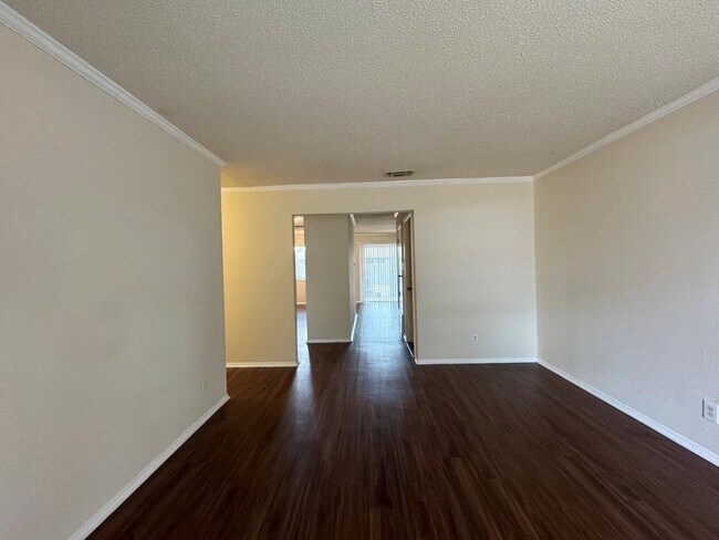 Foto del edificio - 5905 Burrough Dr