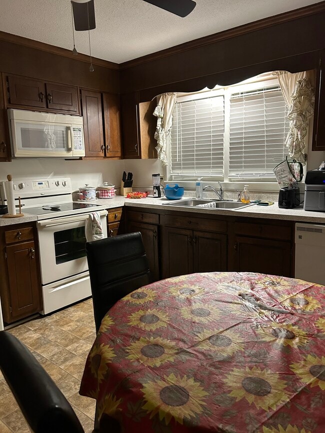 Kitchen - 5318 Lowery Ct