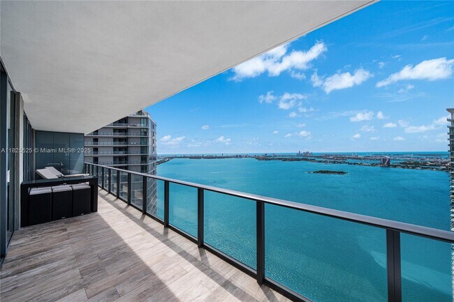 Foto del edificio - 650 NE 32nd St