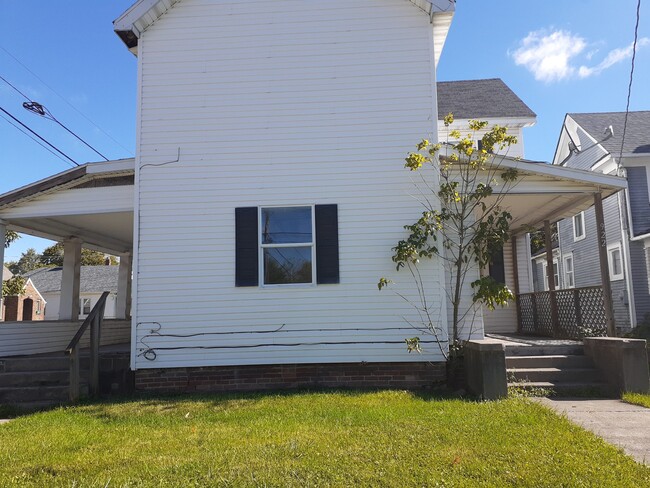 Front unit in large duplex - 922 S 14th St