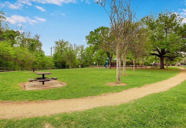 Foto del edificio - 7933 Woodway Dr