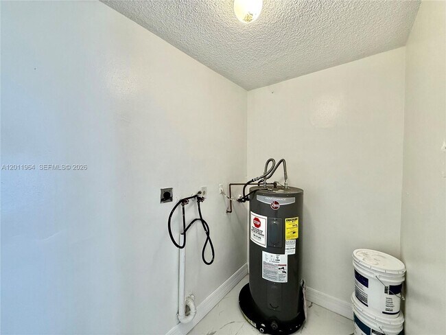 Foto del edificio - 950 NW 109th St
