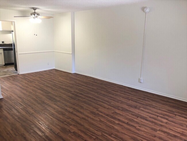 Foto del edificio - 825 S Windsor Blvd