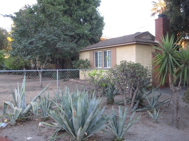 Building Photo - 8252 Hazeltine Ave