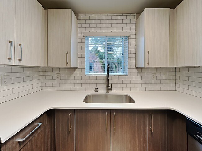 Foto del edificio - 880 N Highland Ave NE