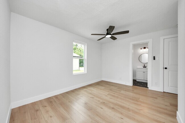 Building Photo - 501 Schilling Ave