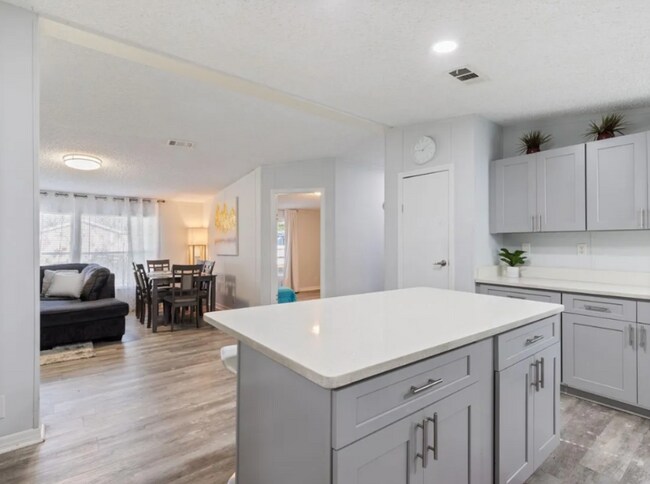 Foto del edificio - 2131 Odessa Gardens Ln