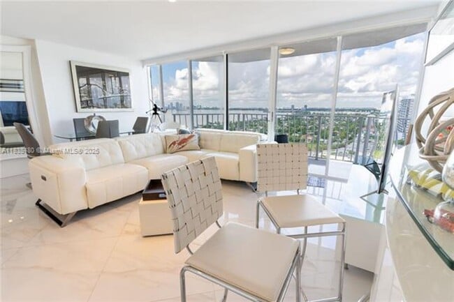 Foto del edificio - 7601 E Treasure Dr