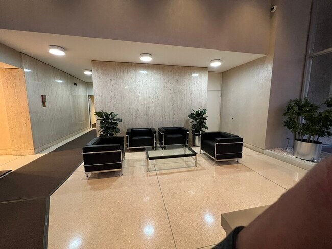 Foto del edificio - 70 W Burton Pl