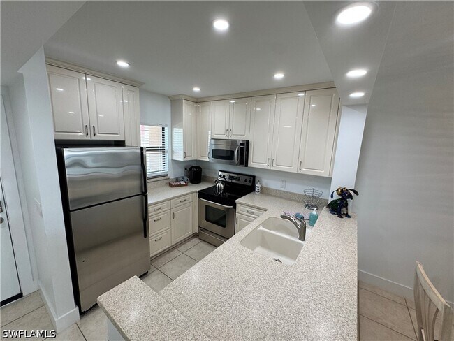 Building Photo - 801 River Point Dr