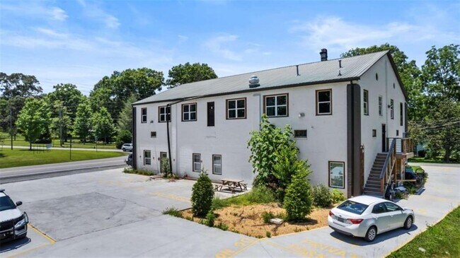 Foto del edificio - 610 Madola Rd