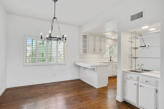 Building Photo - Coronado Island Lifestyle!  2 bed/2.5 bath...