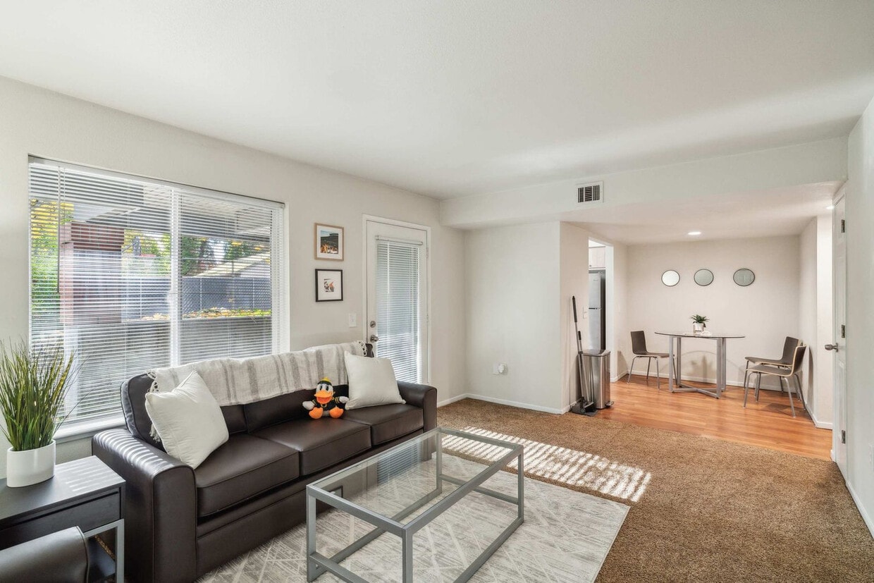 Foto principal - 3225 Kinsrow Ave