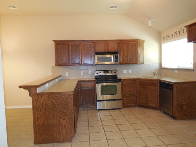 Foto del edificio - Two Living Areas!!! Spacious Three Bedroom Home in the Woodcreek Addition... Minutes from Campus,...