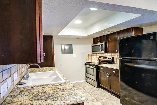 Building Photo - 2600 Penny Ln