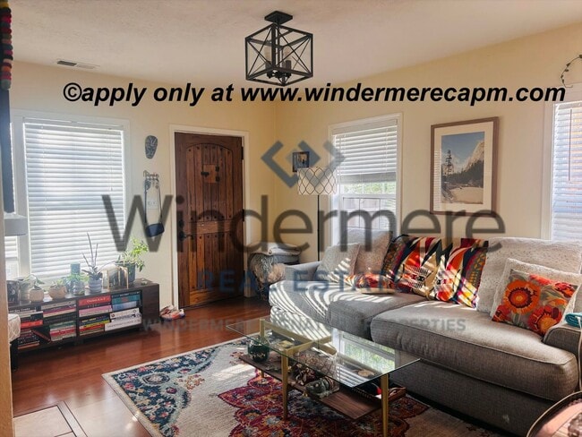 Foto del edificio - Beautifully Remodeled 2 Bedroom, 2 Bath Duplex on Freeport Blvd COMING SOON!