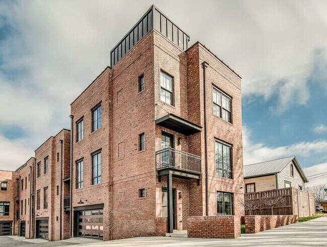 Building Photo - 446 Humphreys St