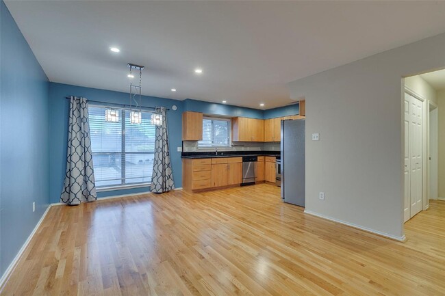 Building Photo - Modern 2 Bed, 2 Bath Condo in Prime Dallas...