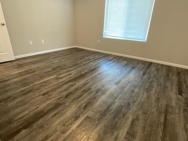 Building Photo - 412 S Longbranch Dr