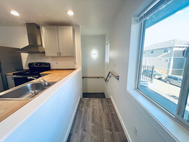 Foto del edificio - Almost new 3 bedroom, 3 bath Townhome
