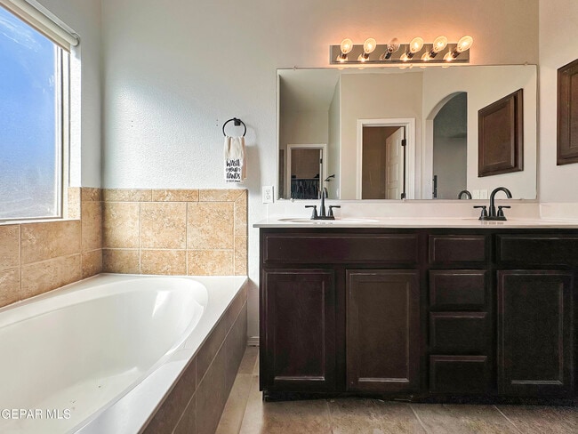 Foto del edificio - 5037 Lone Cactus Ct