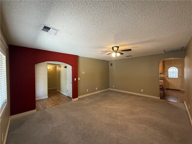 Foto del edificio - 760 Crestwood Dr
