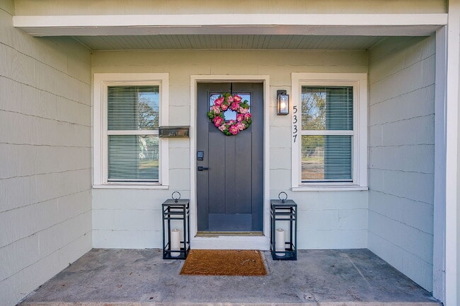 Foto del edificio - Fully furnished and updated 3 bedroom 2 bath in the heart of River Oaks. Available immediately an...