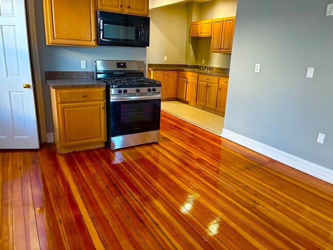 Building Photo - 129 S Elm St