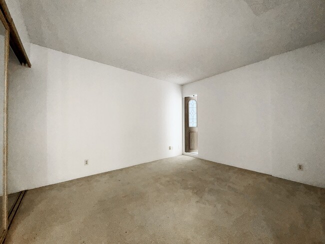 Building Photo - Diamond Head 1/1 with A/C and Parking