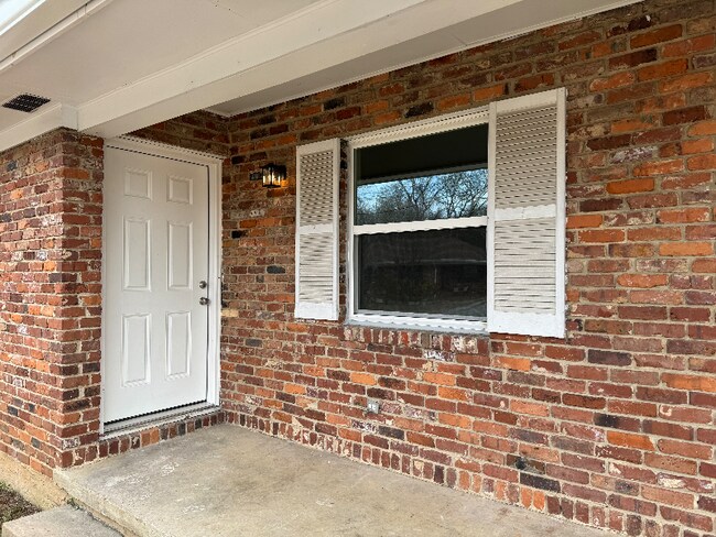 Foto del edificio - 1308 Mayfield Ln