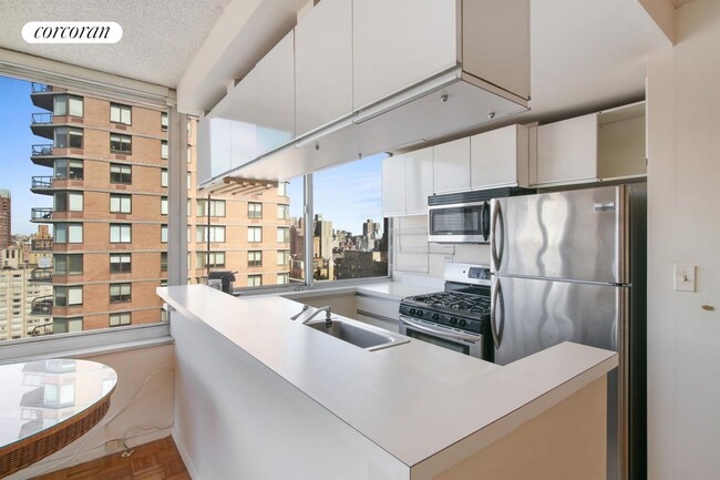 Building Photo - 404 E 79th St