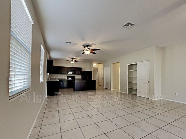 Foto del edificio - 4674 E Pearl Rd