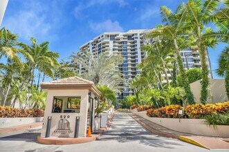 Building Photo - 520 Brickell Key Dr
