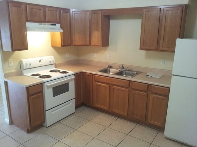 Kitchen - Riviera Place Apartments